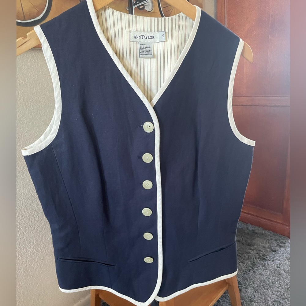 Ann Taylor, sleeveless vest, drk blue outside with white trim, vertical stripes